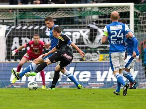Altach-Goalgetter Hannes Aigner (schwarzes Trikot) schlug auch gegen den FC Lustenau wieder zu. Für den Führenden der Torschützenliste war es bereits der 18. Saisontreffer. Foto: gepa