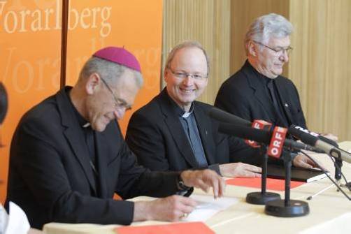 Altbischof Elmar, der neue Bischof Benno und Rudolf Bischof, Dompfarrer in Feldkirch: Erleichterung allerorten. Foto: VN/Hartinger