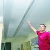 Ein Deckenstück trifft Volksschülerin am Kopf
