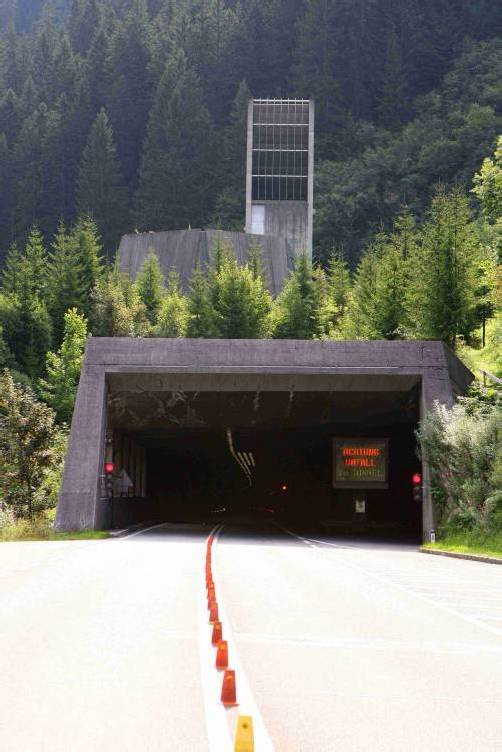 Arlbergtunnel-Sperre: Alle warten auf Gipfel. Foto: VN/Hofmeister
