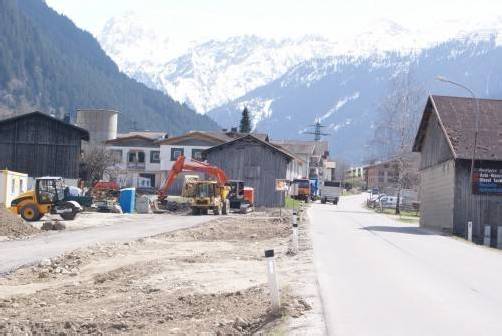 Auf Hochtouren angelaufen: die Generalsanierung der Ortseinfahrt von Gaschurn. Foto: HR
