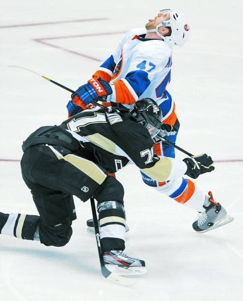 Auf Konfrontation: Evgeni Malkin (l.) und MacDonald. Foto: p