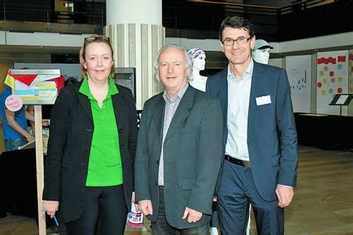 Ausstellungsmacher: Julia Kleindinst mit Geschäftsführer Stefan Allgäuer und Schuldenberater Peter Kopf.