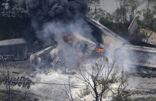 Bei dem Aufprall sind 15 Waggons entgleist und ein Teil der Ladung ist explodiert. Foto: AP