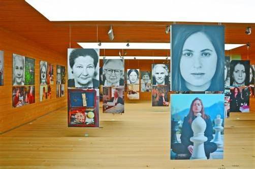 Beim Blick in den Ausstellungsraum in Hittisau ist Mut, Stärke, Können, Persönlichkeit zu begegnen. Foto: Frauenmuseum
