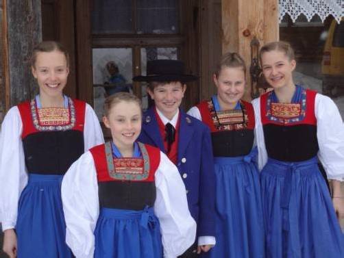 Beim der Lesung am Sonntag im indischen Restaurant Haslach in Dornbirn wirken die Schüler(innen) der 3a-Klasse der VMS Au mit. foto: veranstalter