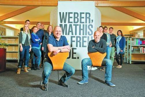 Bernhard Weber und Andreas Mathis mit ihren Freunden, den Mitarbeitern und Freelancern. Fotos: vn/Hartinger