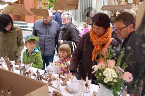 Besucher machten sich auf die Suche nach Muttertagsgeschenken.