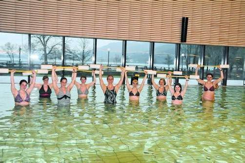 Birgit Zlimnig (5. v. l.) bewegt sich gern im Wasser und gibt das an die Kursteilnehmer weiter. Foto: akp