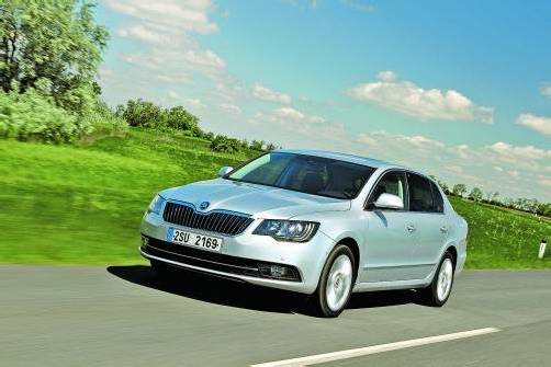 Bis zur A-Säule wurde der neue Superb komplett neu gestaltet, und er wirkt jetzt deutlich selbstbewusster. fotos: skoda