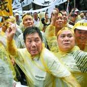 Fischer bewerfen philippinische Botschaft mit Eiern
