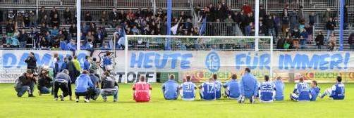 Damals, heute, für immer – das Motto der FC-Lustenau-Fans! Die Spieler bedankten sich nach dem Schlusspfiff bei ihren Anhängern. Fotos: gepa/5