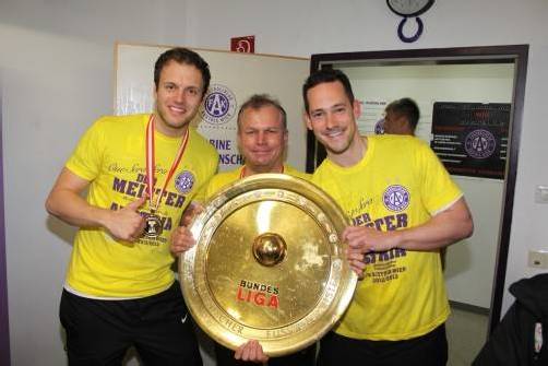 Das Austria-Therapeuten-Team mit dem Meisterteller, v. l.: Florian Grabner, Christian Hold und Clemens Marent.