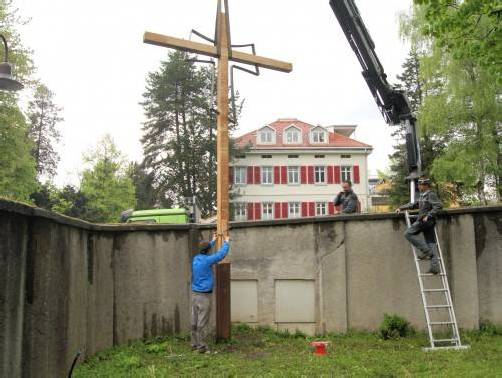 Das Kreuz wurde mit einem Kran über die Mauer gehievt. Foto: eh