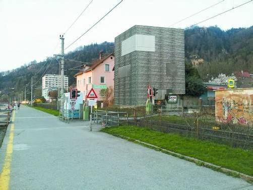 Das geplante Wohnhaus am Seeufer bei der „Mili“ wird in etwa so aussehen. Allen gefällt das nicht. Fotos: vn/hofmeister, Privat