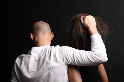 Der Angeklagte soll seine Freundin auch an den Haaren gerissen haben – an den Haaren herbeigezogen, wie sich zeigte.  Symbolbild