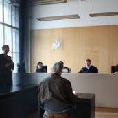 Ehemaliger Finanzbeamter wegen Amtsmissbrauchs vor Gericht