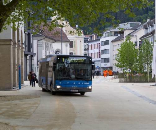 Der Bus quert den Platz: Wie gefährlich wird dadurch das neugestaltete Fußgängerrefugium im Herzen von Bregenz? Foto: VN/Paulitsch