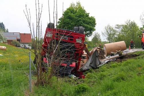 Der Lkw blieb auf dem Dach in der Wiese liegen. Foto: vol.at