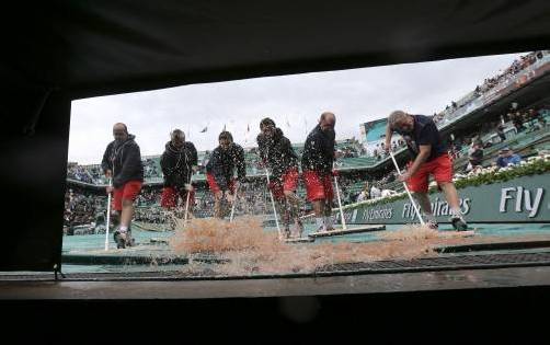 Der Regen machte den Helfern bei den French Open zu schaffen. Foto: reuters