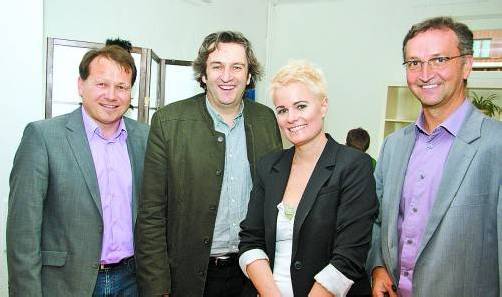 Die Blumenegg-Bürgermeister Harald Witwer (l.) und Michael Tinkhauser mit Gastgeberin Carola Eugster. Fotos: AMP