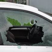 Autoscheiben zerschlagen