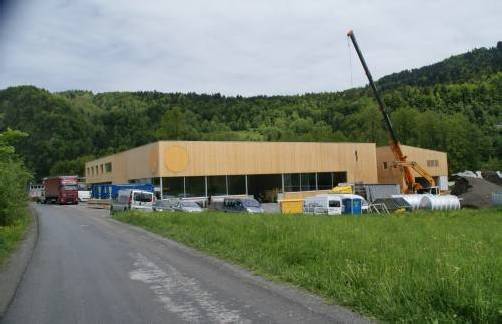 Die Fassade des neuen Sennhauses in Bezau ist inzwischen fertiggestellt.