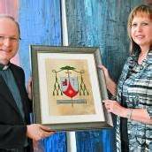 Wappen des Bischofs weist auf Carl Lampert