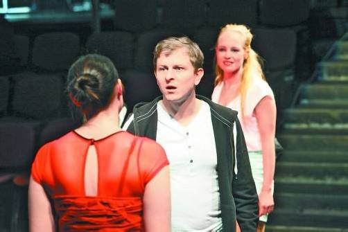 Die Jungschauspieler lassen sich erfrischend sorglos auf das Spielchen von Macht und Eifersucht in der Komödie „zwei, vier, sex“ ein. Foto: Vovo