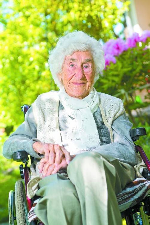 Die Lustenauerin ist gerne an der frischen Luft in ihrem geliebten Garten. Heute feiert sie ihren 107. Geburtstag. Foto: VN/STEURER
