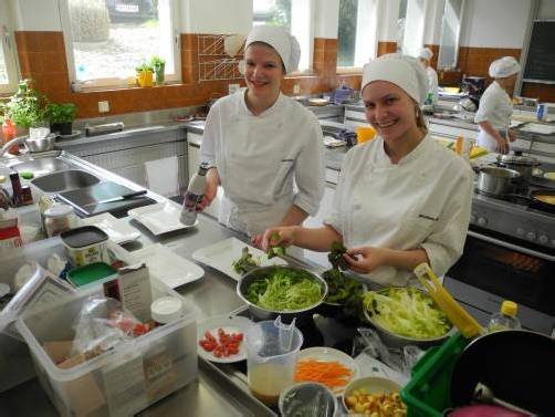 Die Maturantinnen hatten die Aufgabe, den geladenen Gästen ein Vier-Gänge-Menü zu servieren. Foto: sm