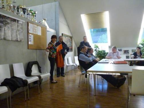 Die Polizei im Sitzungssaal: Bürgermeister Dietmar Summer wollte seine Vorgängerin Mechtild Bawart (l.) „entfernen“ lassen. Foto: Privat
