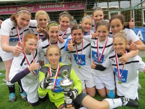 Die Rankler Mädchen jubeln über den Landestitel in der Uniqa-Mädchenfußball-Liga. Foto: moosbrugger