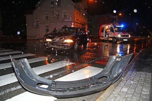 Die Unfallautos wurden erheblich beschädigt und die Insassen von den Rettungskräften ins Krankenhaus gebracht. Foto: vol.at/pletsch