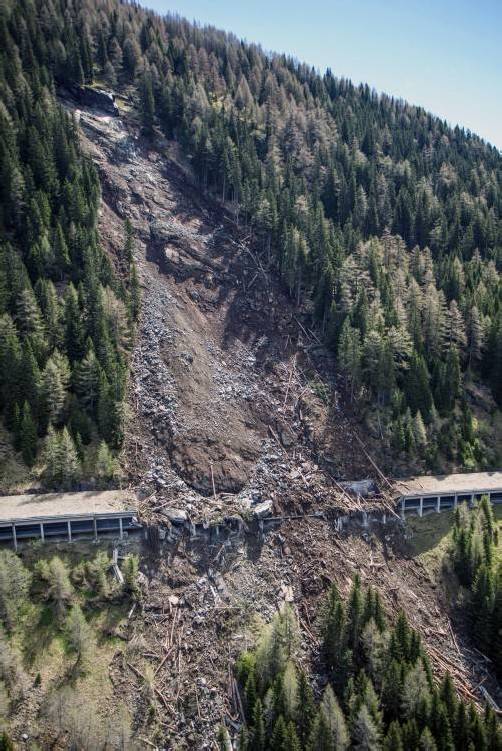 Die Ursache für den Felssturz ist noch unklar. Die Absturzwand ist laut dem Landesgeologen noch sehr labil. Foto: EPA