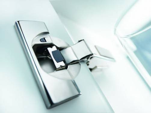 Die aktuelle Scharniergeneration Clip top Blumotion mit im Scharniertopf integrierter Dämpfung. Foto: blum