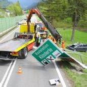 In Hinweistafel gekracht