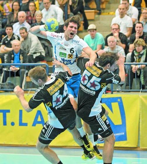 Durchsetzungsvermögen, wie es Dominik Schmid vorzeigt, ist gefragt. Titelverteidiger Alpla HC Hard muss das zweite Finalduell gegen die Fivers heute für sich entscheiden. Foto: Diener