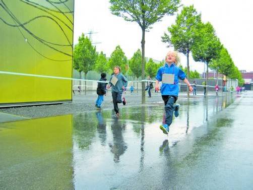 Eine Stunde lang Runden drehen: So manch ganz junger Läufer ist über die verregnete Laufstrecke „geflogen“. Foto: hrj