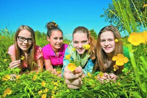 Endlich warm: Grund zur Freude für Jana, Jana Pia, Luca-Marie und Johanna aus Lustenau. Foto: VN/Steurer