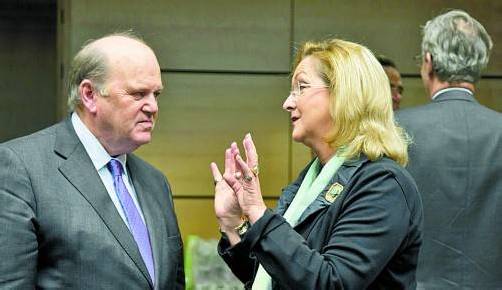 Finanzministerin Maria Fekter in Brüssel mit ihrem irischen Amtskollegen Michael Noonan. Foto: DAPD