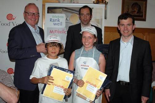 Freuen sich über Urkunden, die Bürgermeister Summer (r.) überreichte: Rankweils Miniköche. Foto: Gemeinde
