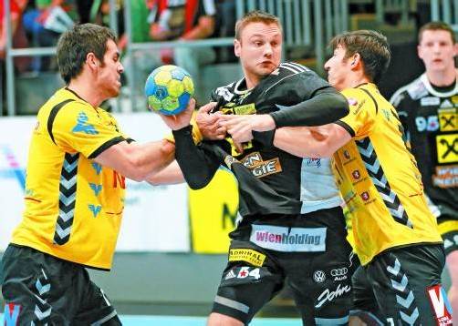 Für Fivers-Spielmacher Vytautas Ziura und Co. soll es heute kein Durchkommen in der Bregenzer Abwehrreihe – im Bild Philipp Günther (l.) und Lucas Mayer (r.) – geben. Der Rekordmeister will mit einem Heimsieg in der „best of three“-Halbfinalserie ausgleichen. Foto: gepa