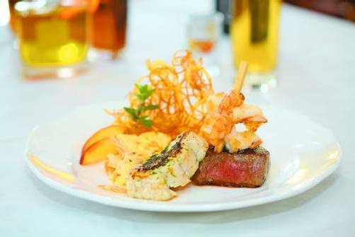 Für den Grill: Rinderfilet mit Garnelen und Bodenseezander sowie Kartoffelstroh. FotoS: philipp steurer