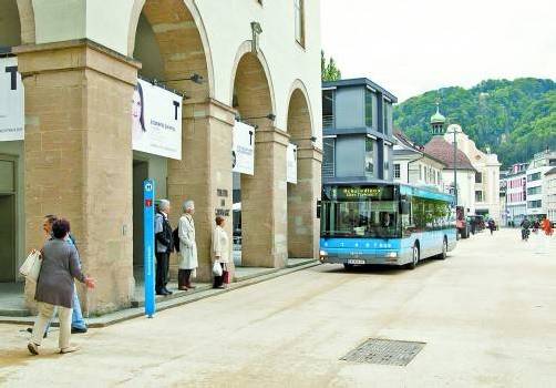 Für viele seit Beginn der Route ein Störenfried: Der Stadtbus über den Kornmarktplatz. Foto: VN/Paulitsch