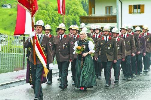 Großer Aufmarsch gestern in St. Gallenkirch angesichts der feierlichen Einweihung des neuen Feuerwehrhauses sowie der Drehleiter Montafon. Fotos: VN/Paulitsch