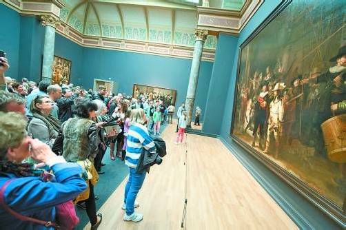 Großer Besucherandrang im neu eröffneten Reichsmuseum. Rembrandts „Die Nachtwache“ ist besonders beliebt. Foto: Beate Rhomberg