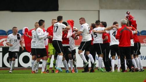 Jubelnde ÖFB-Kicker, mit Raphael Mathis (Nummer sechs), nach dem Sieg über die Schweiz. Foto: gepa
