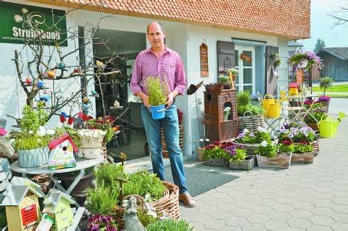 Jürgen Beer ist Gärtner aus Leidenschaft. Seine Gartenwerkstatt ist mitten in Bezau. Fotos: VN/Reiner