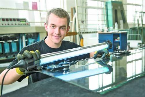 Kevin Sonntagbauer ist schon einen Schritt weiter: Er ist bereits Lehrling bei Längle Glas im 3. Lehrjahr. Foto: Stiplovsek